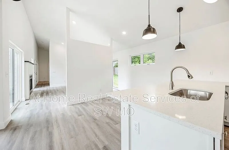 3 bed, 2.0 bath, 1700 sqft, $2,030 — Photo 4
