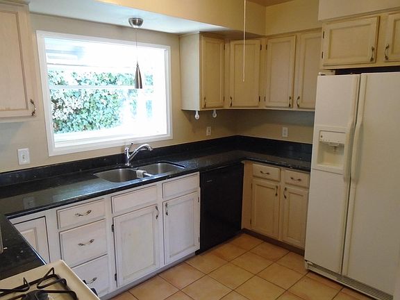 3rd image of 532 W Hillsdale Blvd