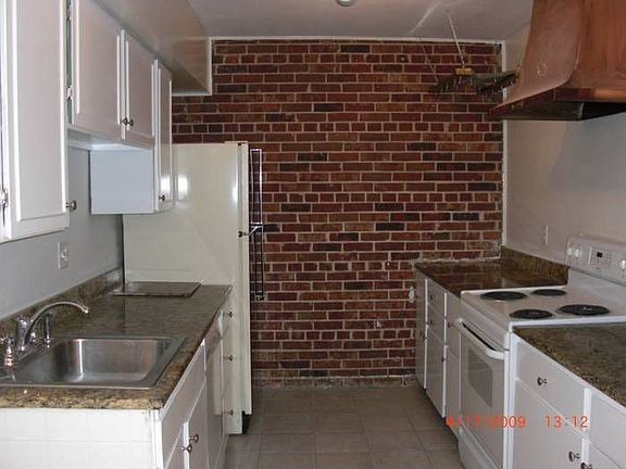 Kitchen w/ granite counte