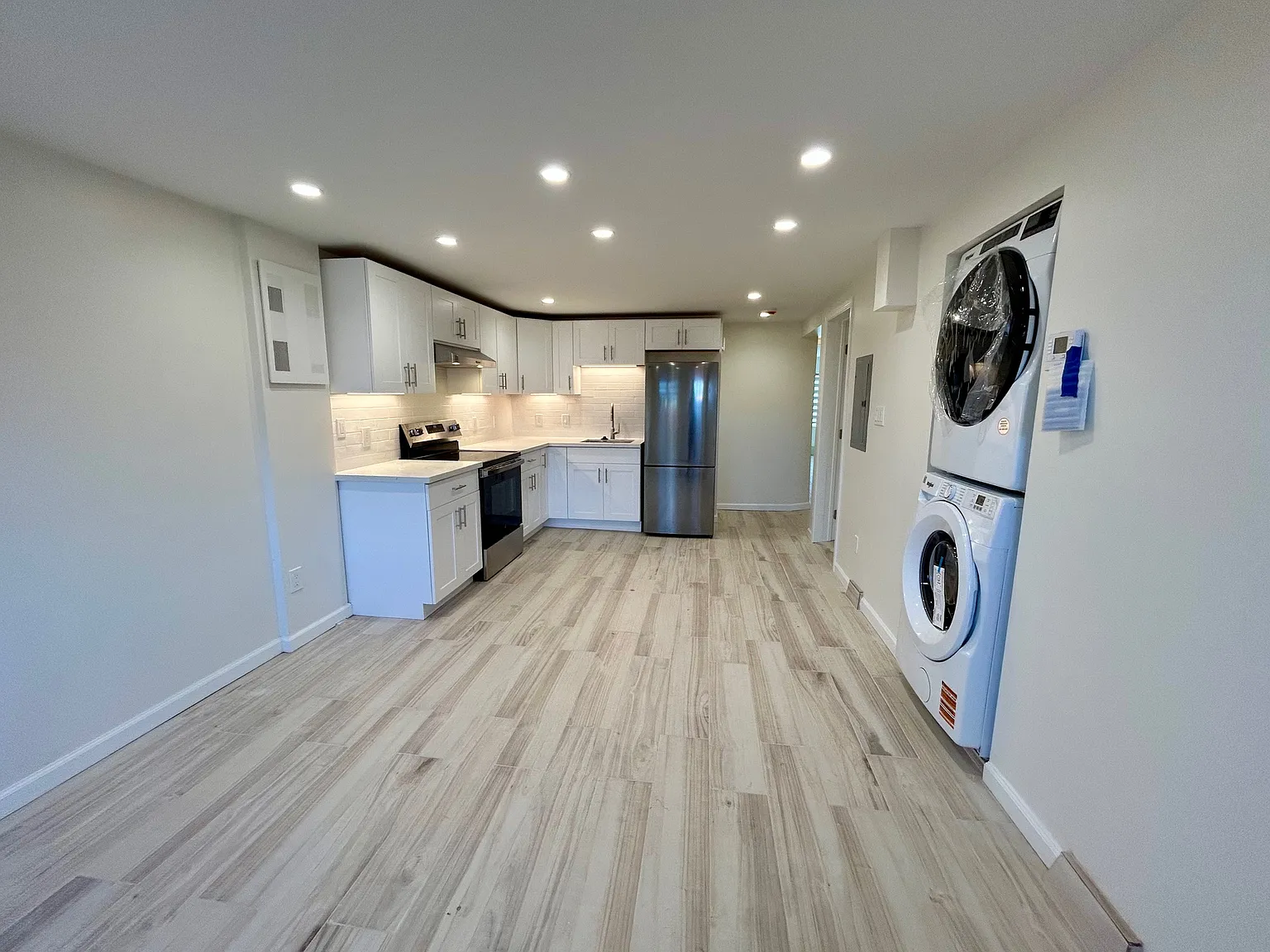 3 bed, 850 sqft, $3,600 — Photo 2