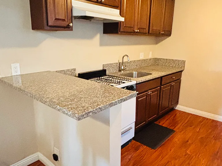 3662 1/2 Arlington Ave — Photo 3