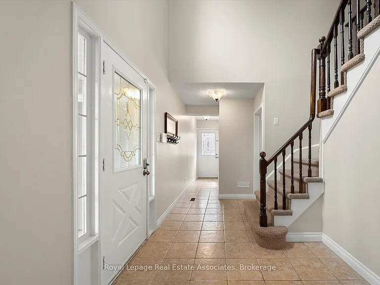 438 Claremont Cres — Photo 2