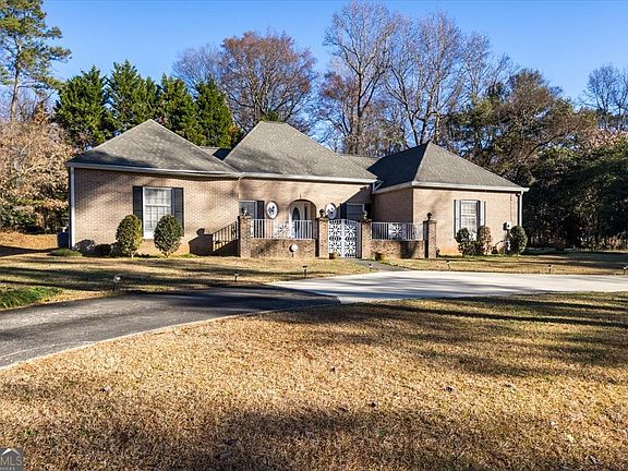 2nd image of 903 Tucker Rd