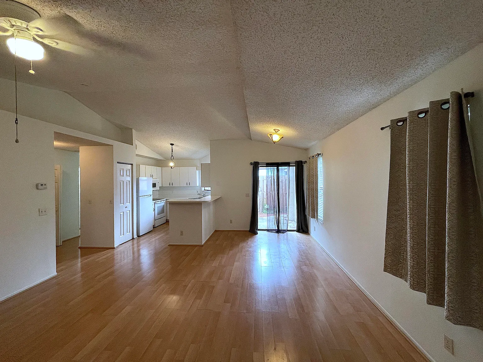 2 bed, 2.0 bath, 1005 sqft, $1,600 — Photo 3
