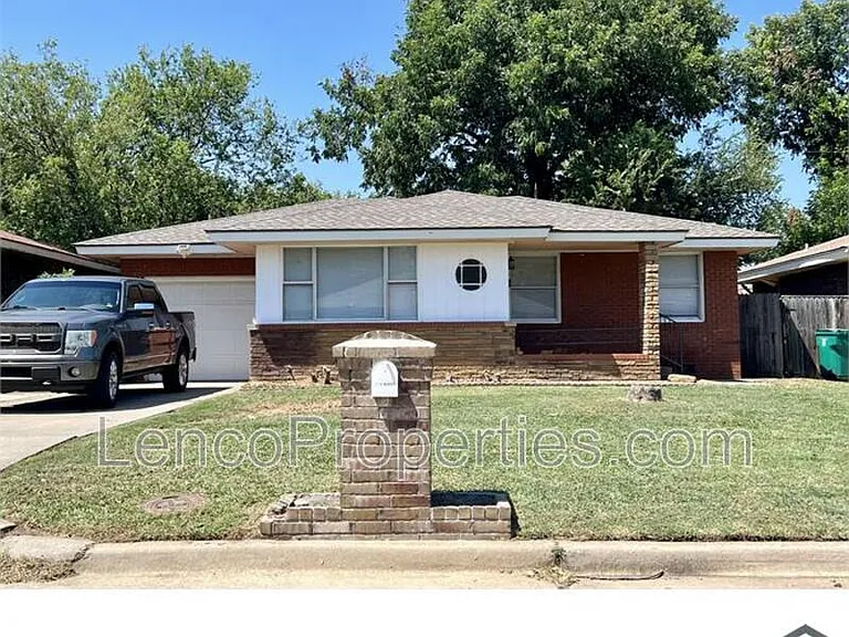 2741 SW Murray Dr — Photo 1