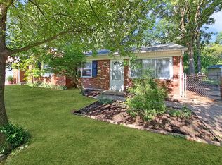 8212 Candleglow Ln, Louisville, KY 40214