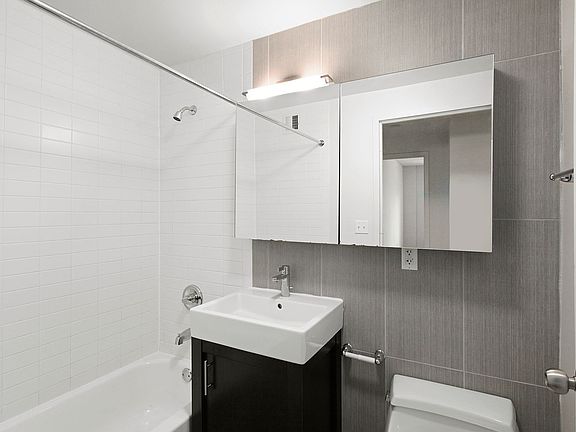 4th image of 4134 Crescent St APT 2E