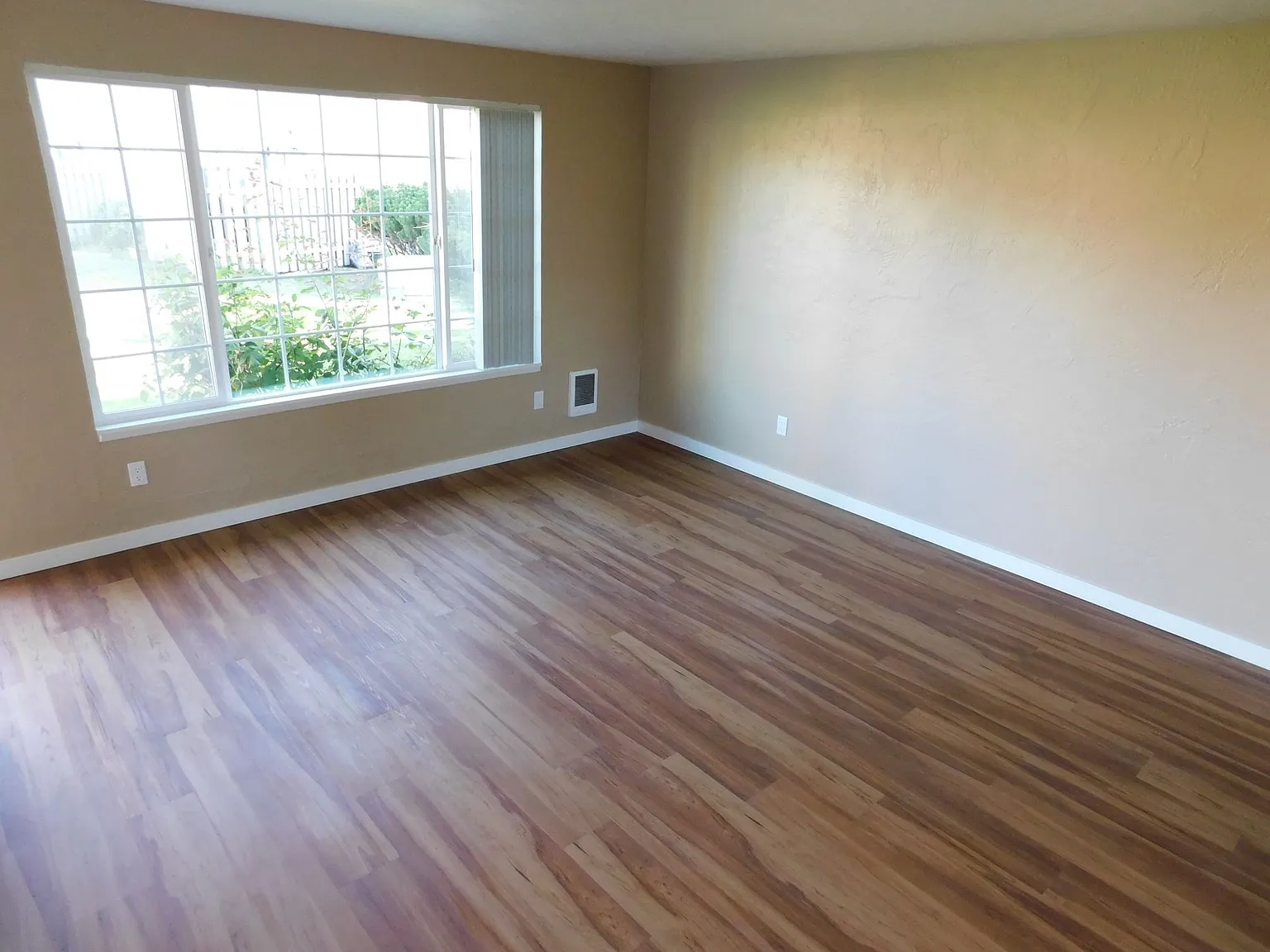 Lakeside Manor Townhomes — Photo 4