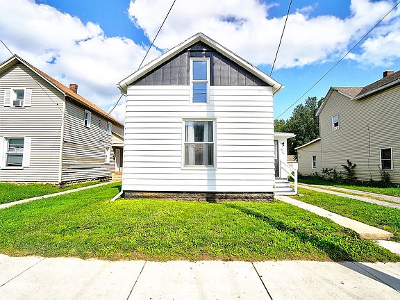 2nd image of 820 N Main St