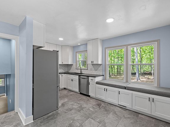 5th image of 7921 Castlelake Ct