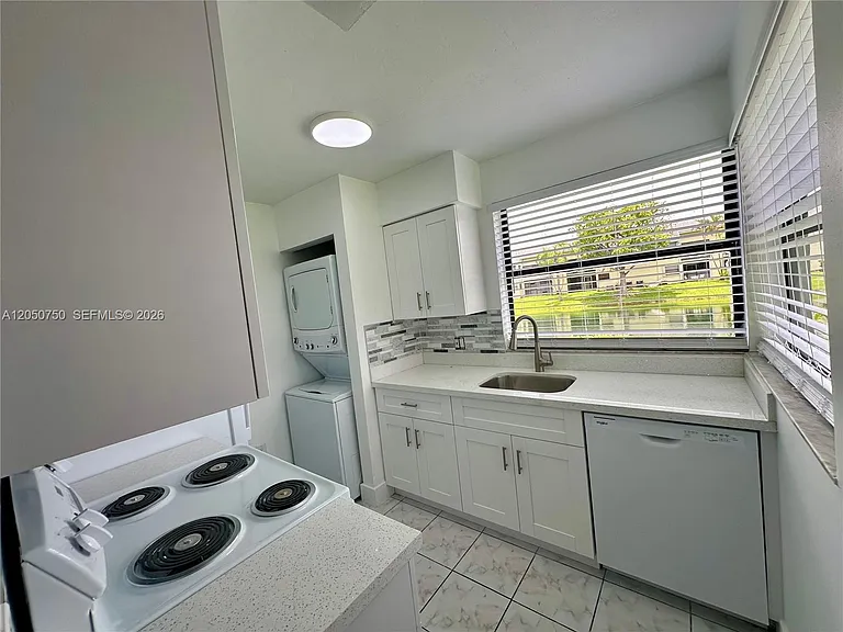 960 N Franklin Ave #960G — Photo 7