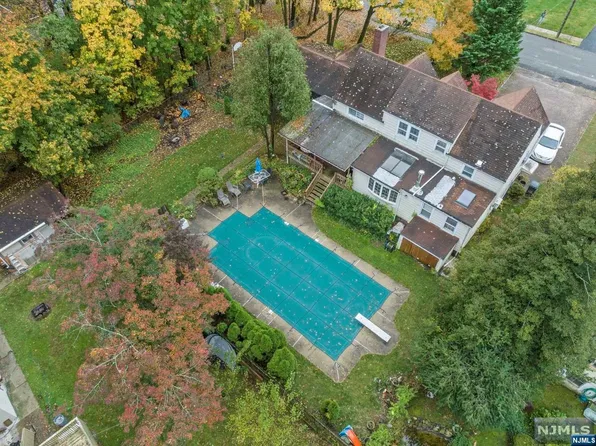 63 Oakhill Rd, Midland Park, NJ 07432