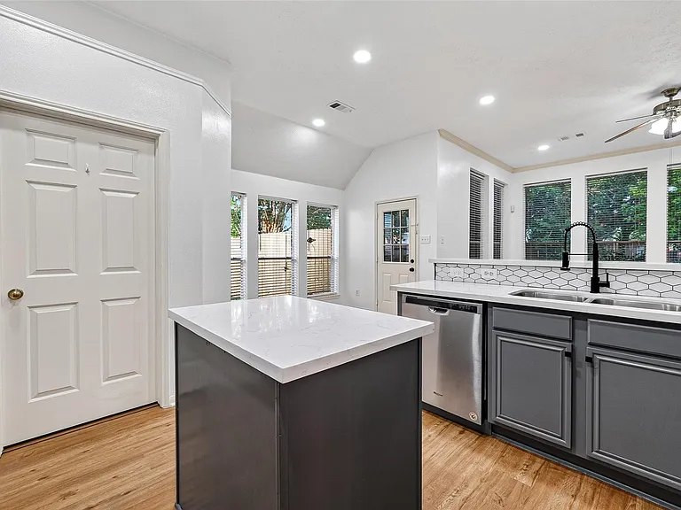 17303 Kenton Crossing Ln — Photo 12