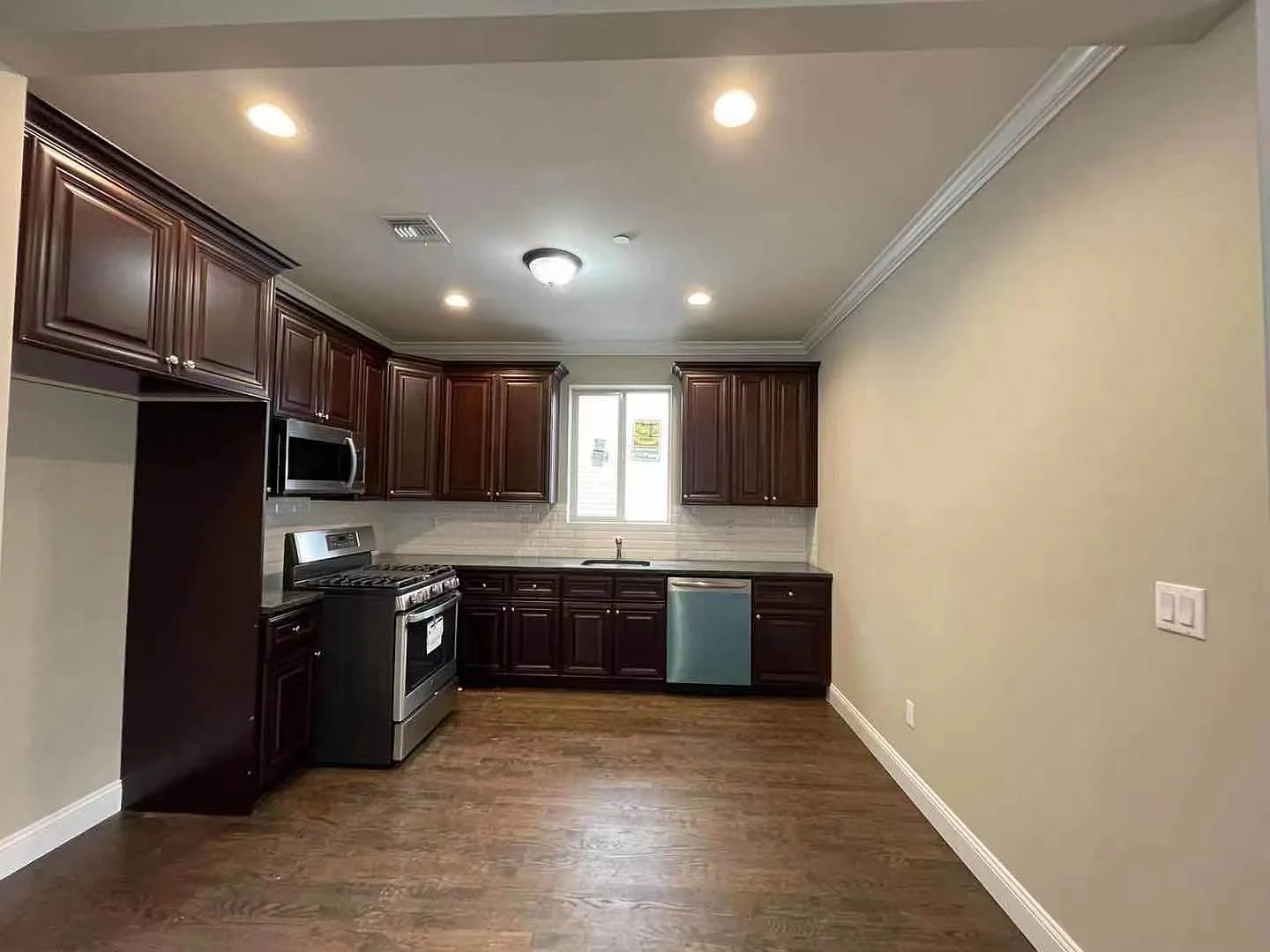 35 Townsend Ave — Photo 3