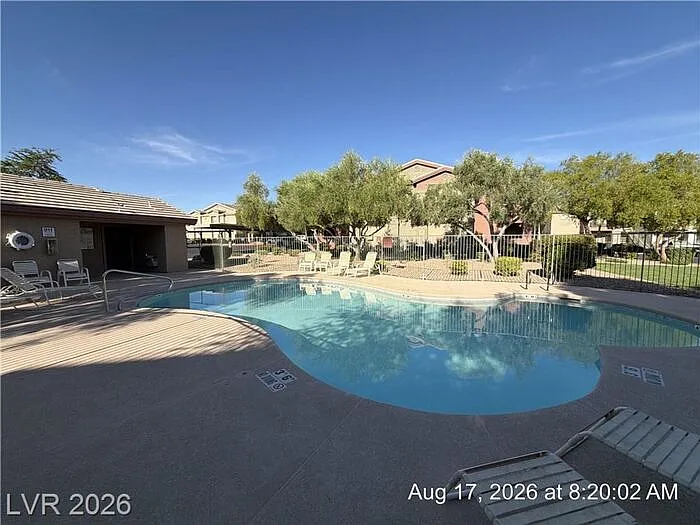 1 bed, 1.0 bath, 690 sqft, $1,195 — Photo 2