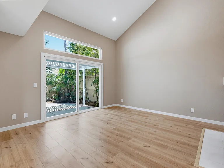 54 Sandalwood — Photo 9