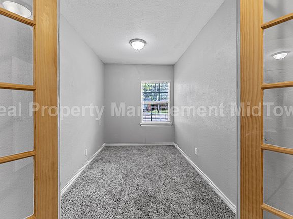 3rd image of 2211 Huntington Dr