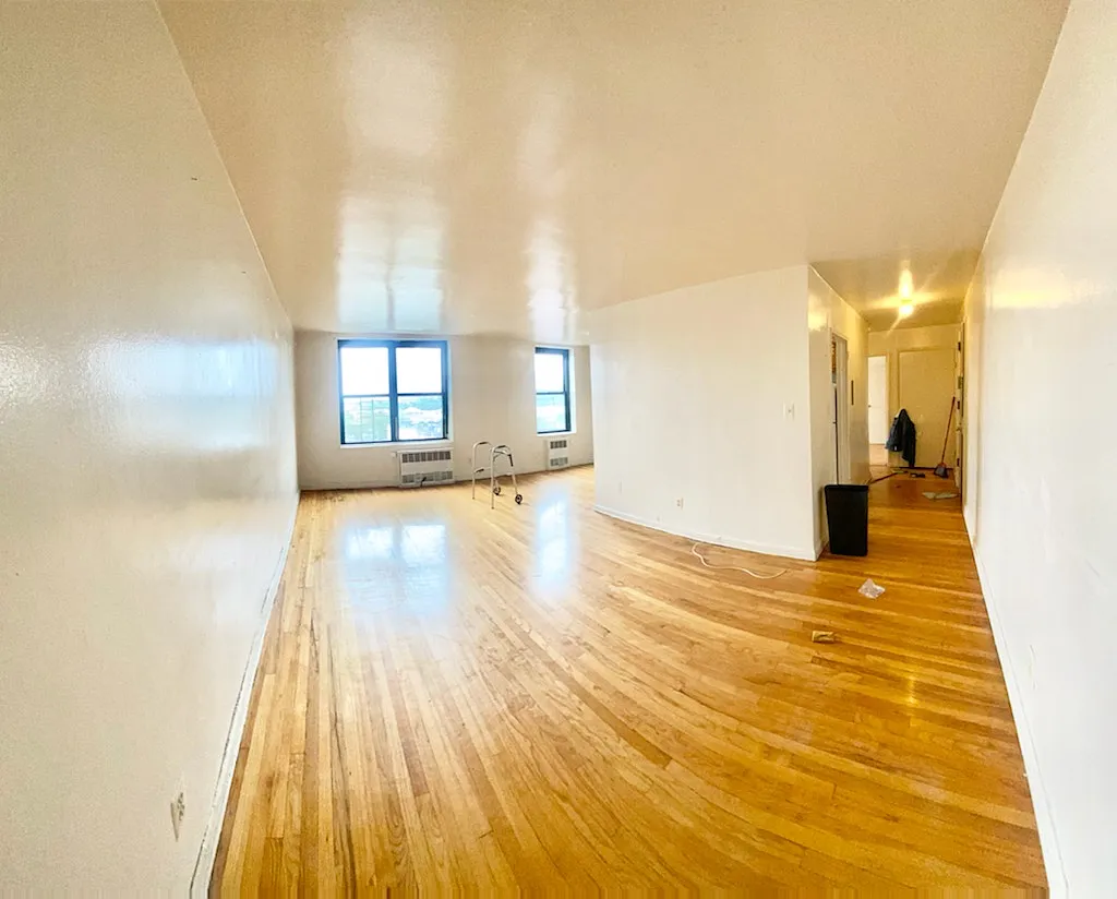 1545 Rhinelander Avenue — Photo 3