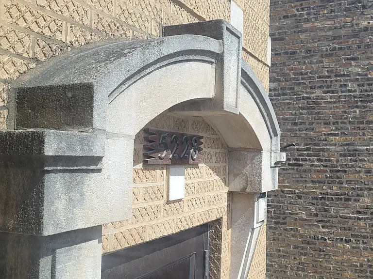 5228 W Hutchinson St — Photo 2