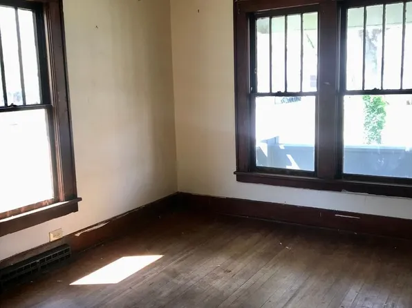 807 W College St, Carbondale, IL 62901