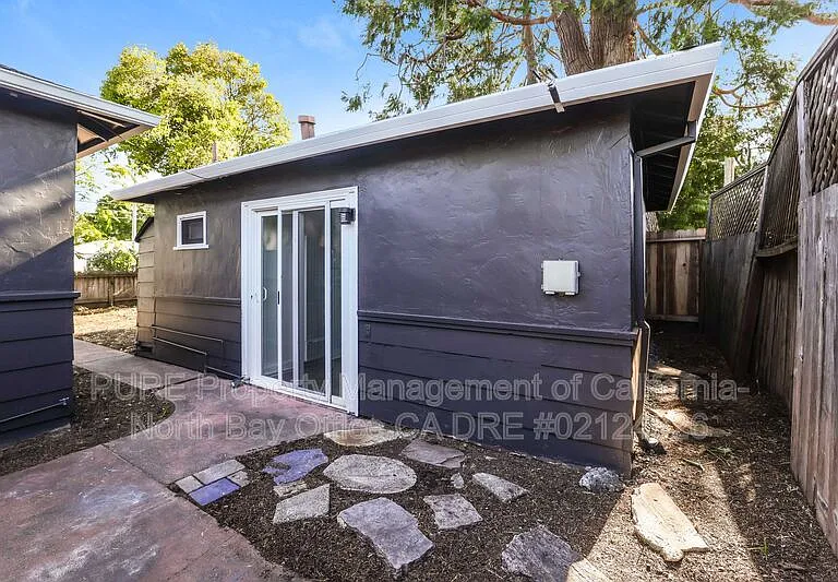 2107B Montgomery Dr — Photo 13