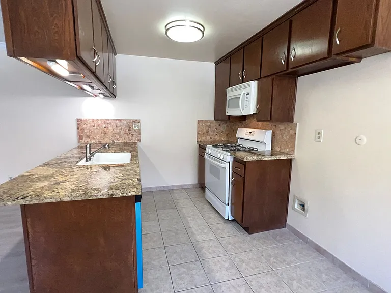 1025 W 8th St — Photo 9
