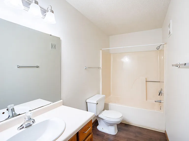 Fargo, ND Carlton Place Apartments | 21C | Bathroom