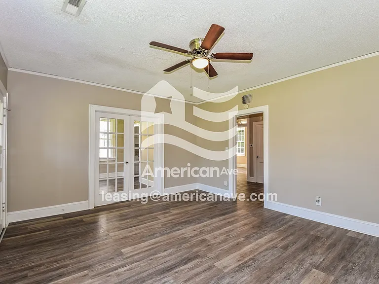 9317_005_living_room_13955174.jpg