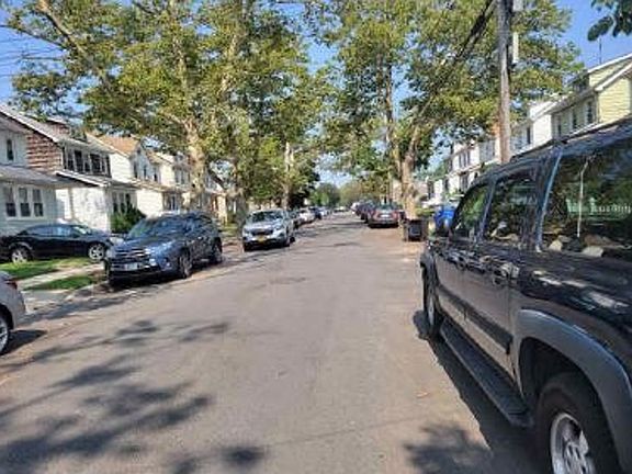 Exterior Neighborhood (street photo)