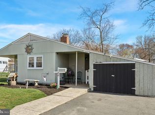 24 Mountain Ln, Levittown, PA