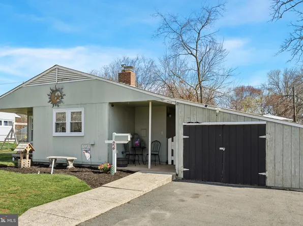 24 Mountain Ln, Levittown, PA 19054