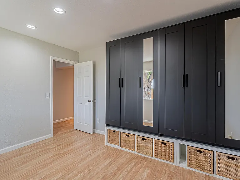 613 W 15th St — Photo 31