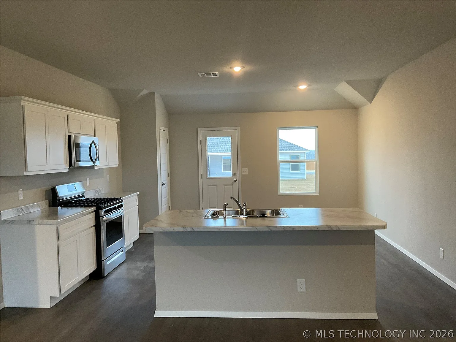 4 bed, 2.0 bath, 1694 sqft, $1,850 — Photo 4