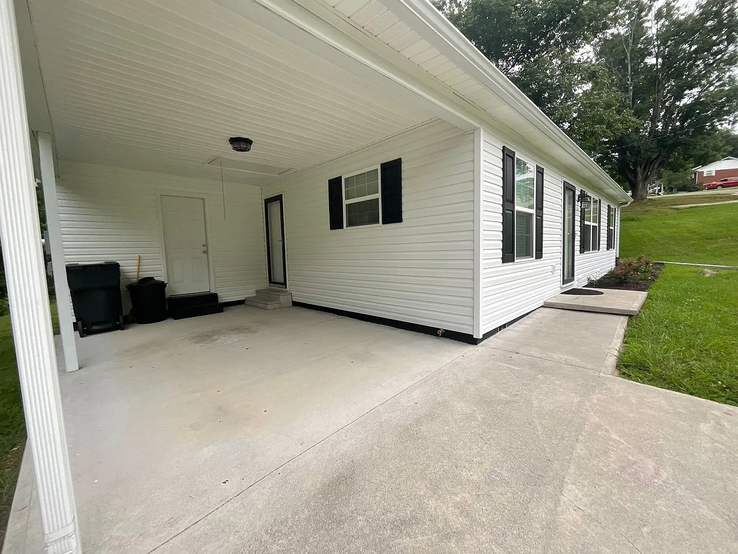 Clean and tidy 3 bedroom/1 bath near Cherokee Park — Photo 2