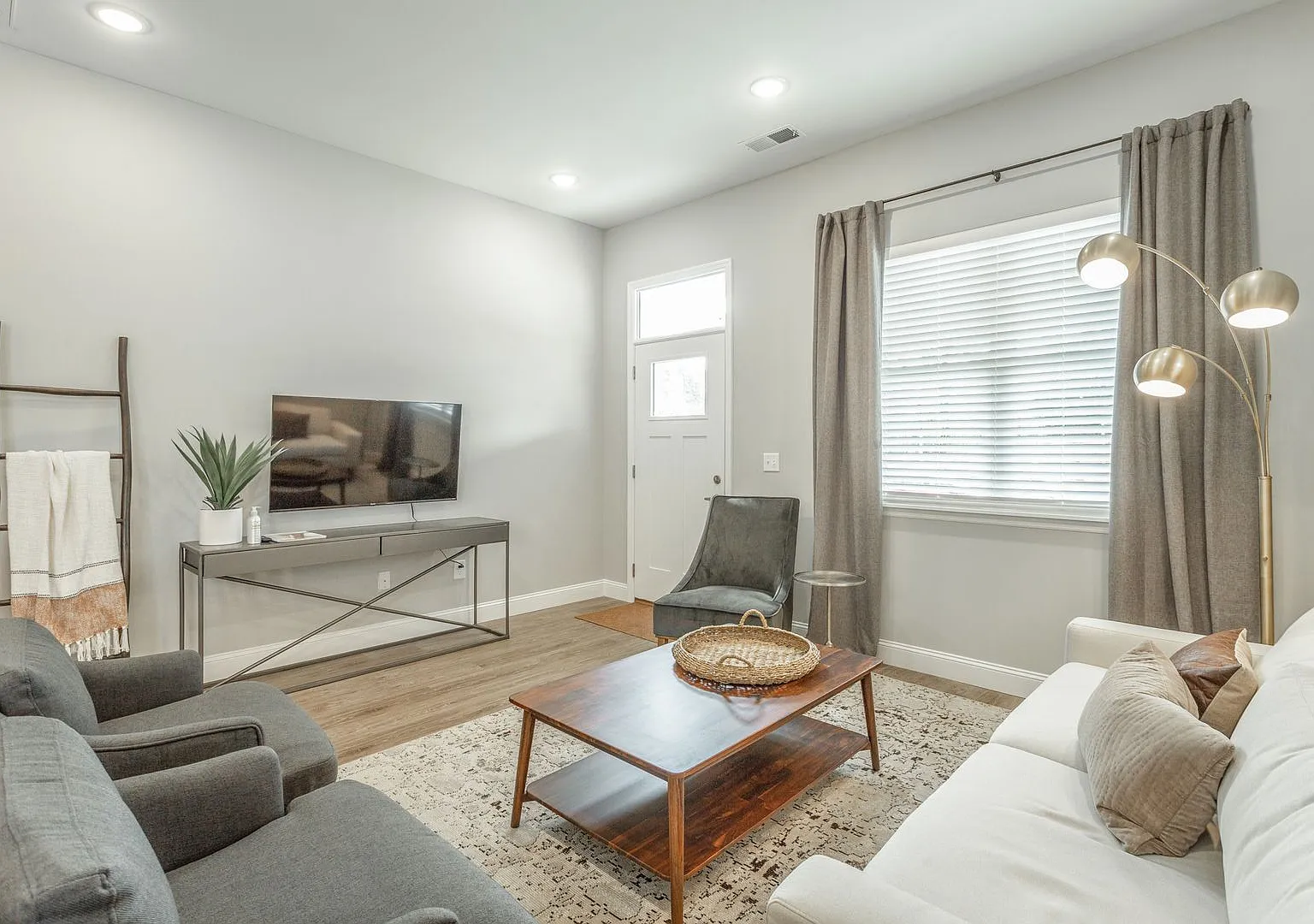 Modern 4 Bedroom Home in Red Bank — Photo 4
