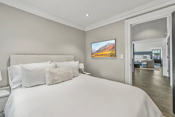 Sold by PRENDAMANO REAL ESTATE | media 40