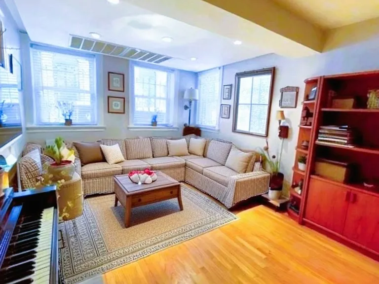 445 W Saint James Pl — Photo 12