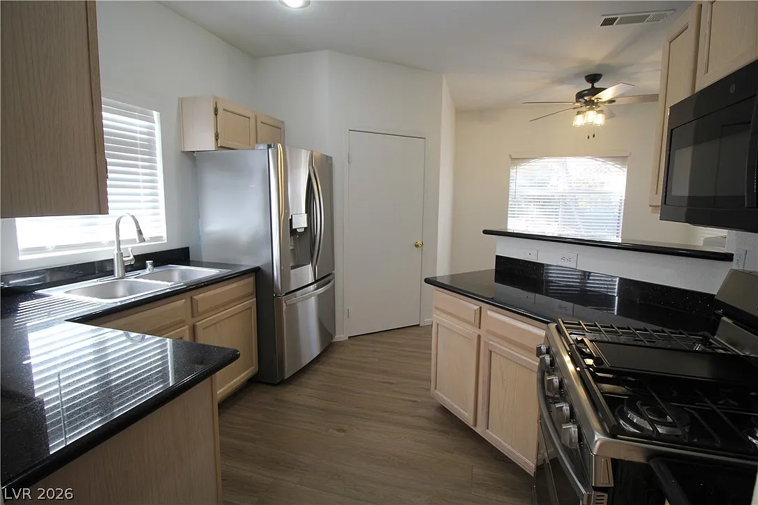1 bed, 1.0 bath, 853 sqft, $1,350 — Photo 1