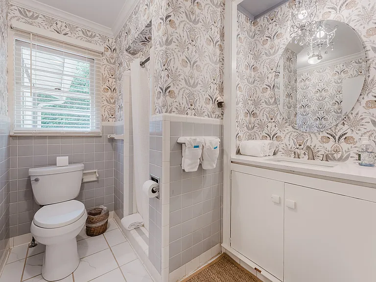 121 Redfern Dr — Photo 16