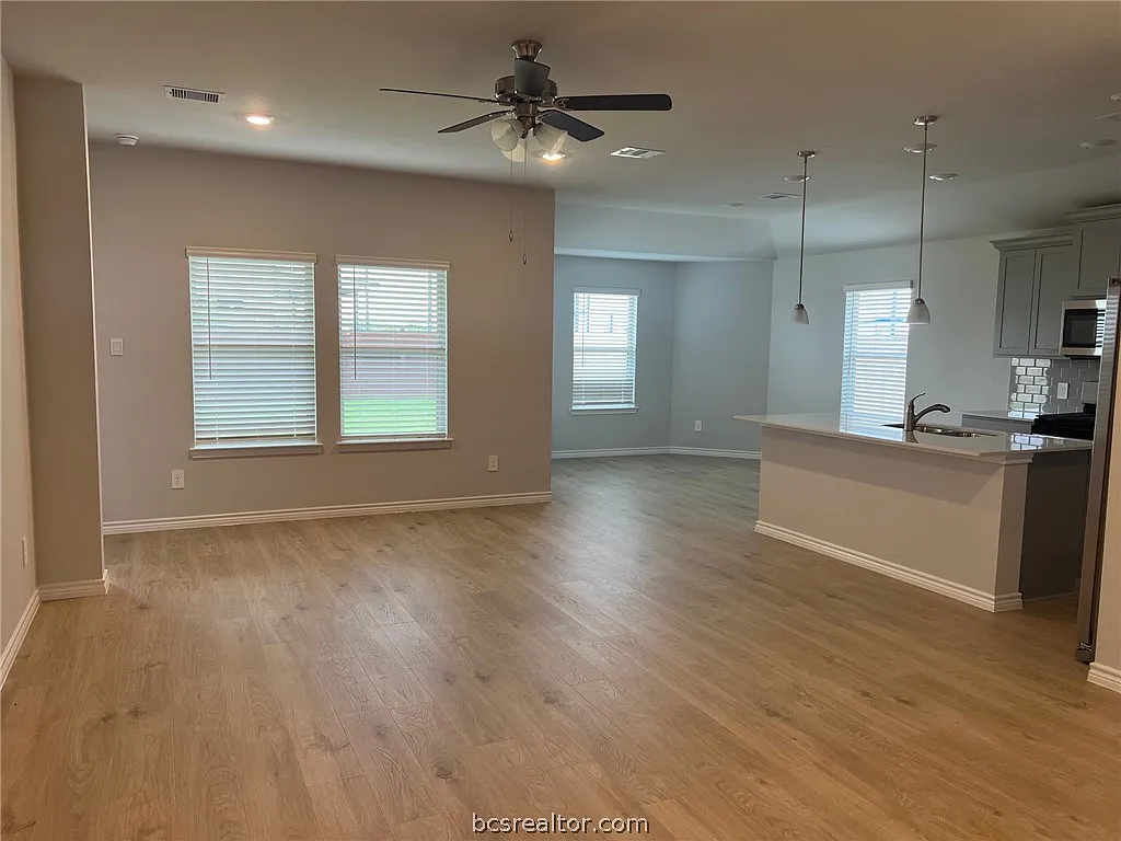 3 bed, 1326 sqft, $2,290 — Photo 3