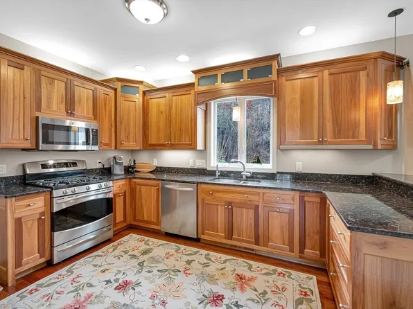 37 Beechwood Dr, Haverhill, MA 01832