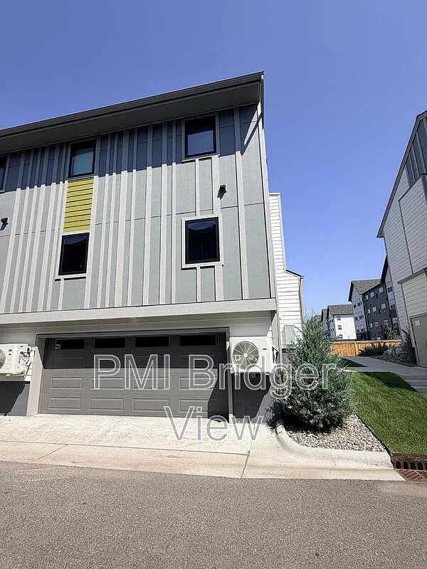 3 bed, 3.0 bath, 1647 sqft, $5,000 — Photo 4