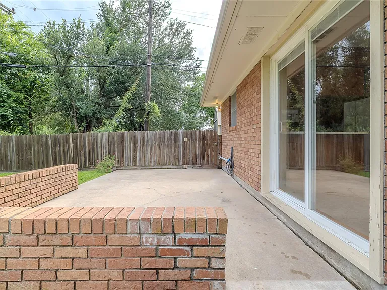 2308 Hillcrest Dr — Photo 20