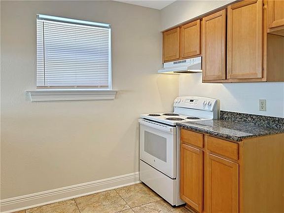5th image of 218 W Brooks St