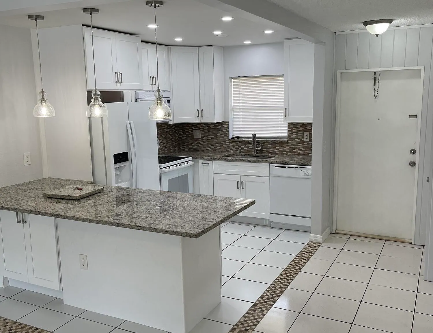 1 bed, 1.0 bath, 650 sqft, $1,800 — Photo 2