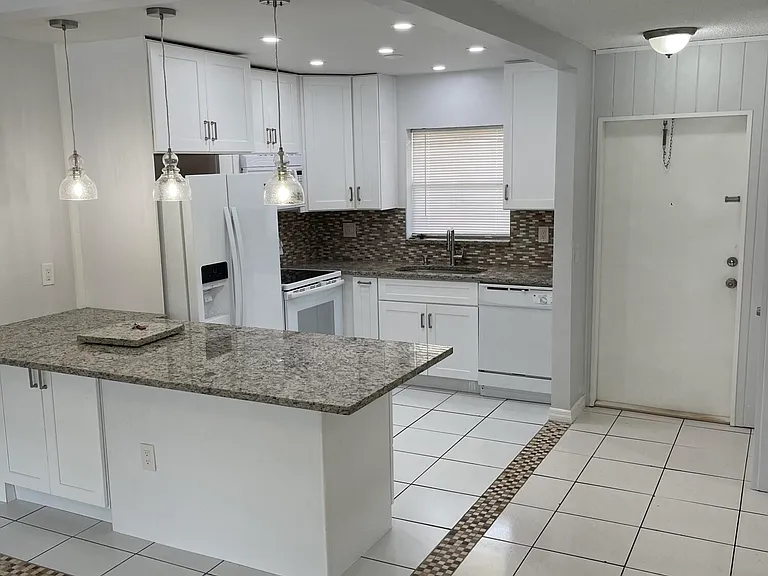 440 SE 2nd Ave #5 — Photo 2