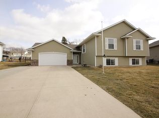 321 Cherry Park Dr NW, Cedar Rapids, IA 52405