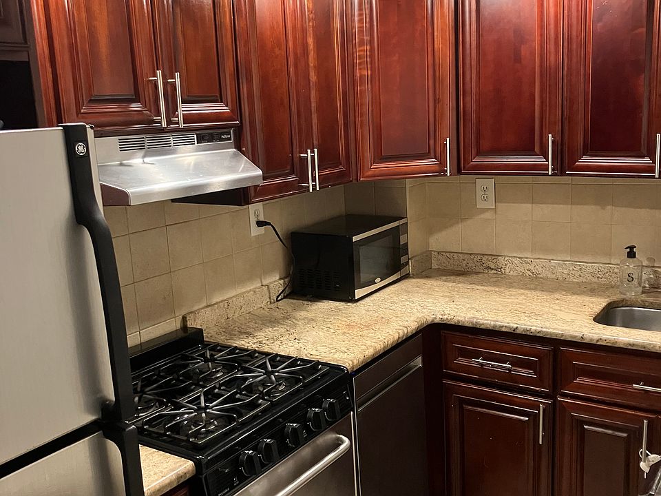 2nd image of 240 E 46th St APT 9G