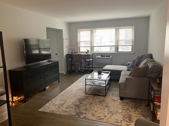 2nd image of 1716 W Greenleaf Ave APT 1N