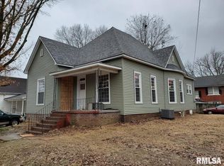 203 S Vine St, Harrisburg, IL 62946